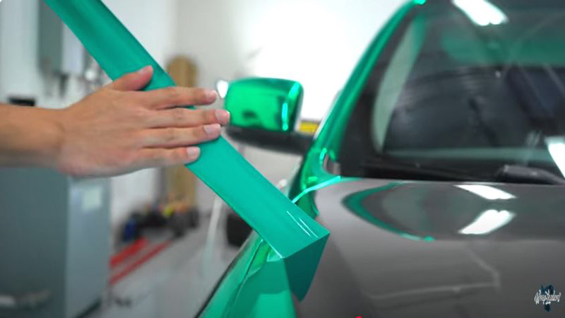 Does saran wrap mess up car paint